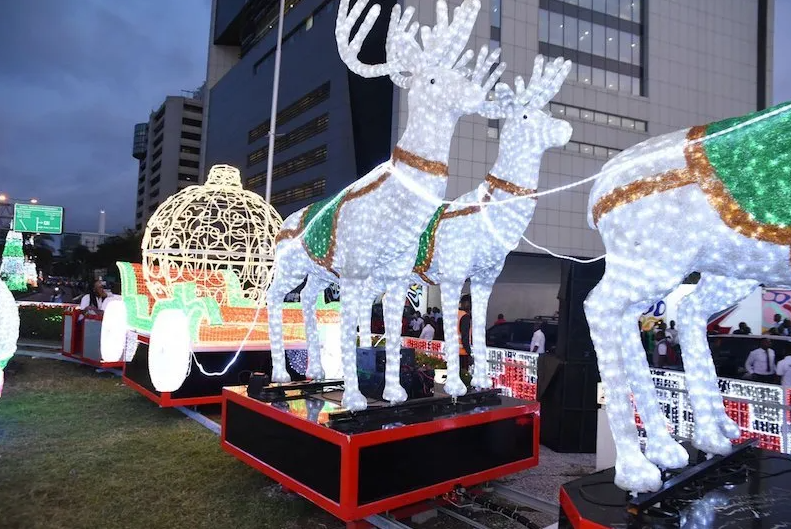 Zenith Bank heralds the yuletide season with Ajose Adeogun street Christmas light-up