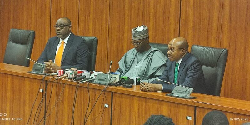 INEC Chairman Yakubu, Emefiele meet amid naira scarcity