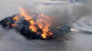 Protesters set bonfire on Lagos-Abeokuta Expressway over naira scarcity