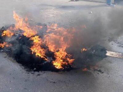 Protesters set bonfire on Lagos-Abeokuta Expressway over naira scarcity