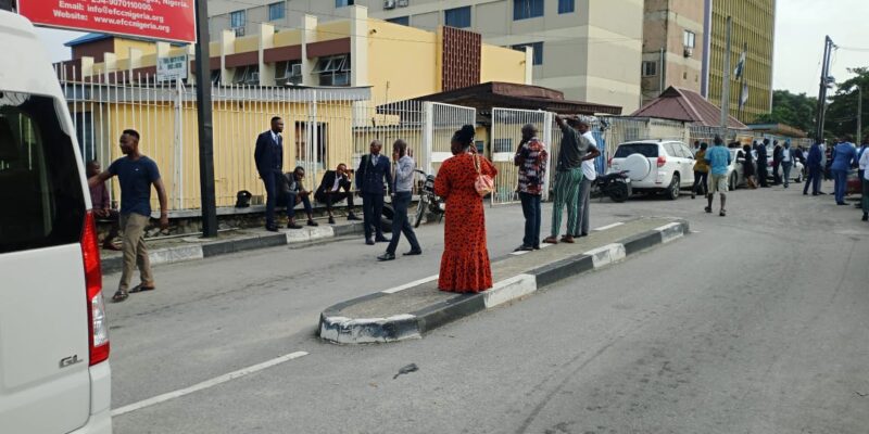 BREAKING: DSS storm EFCC Lagos office, blocks officers’ access