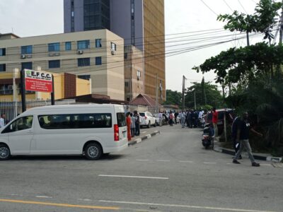 BREAKING: DSS storm EFCC Lagos office, blocks officers’ access