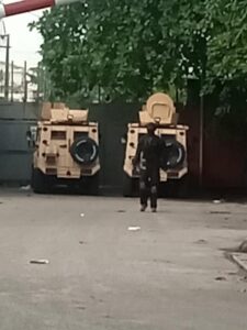 BREAKING: DSS storm EFCC Lagos office, blocks officers’ access