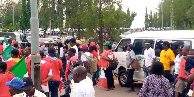 Protesting-workers-block-entrance-to-Abuja-airport